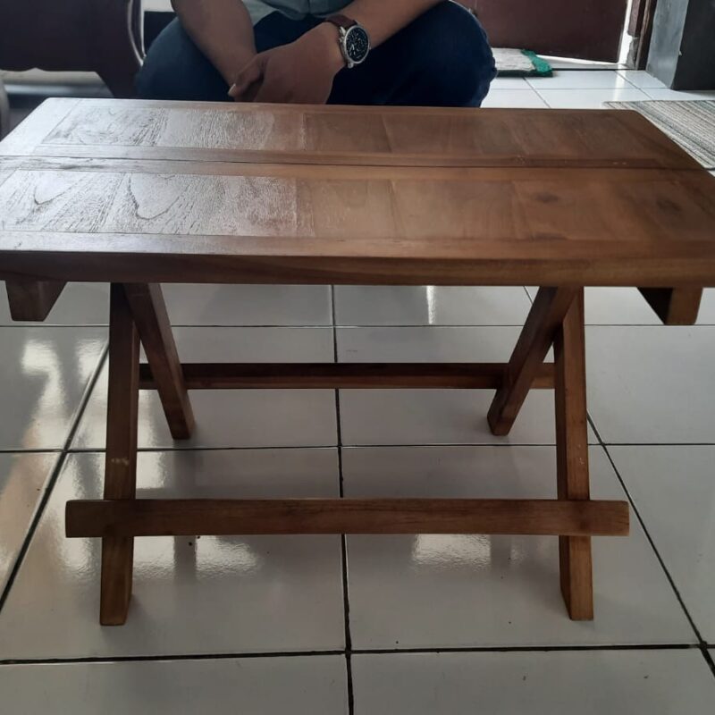 MEJA LIPAT